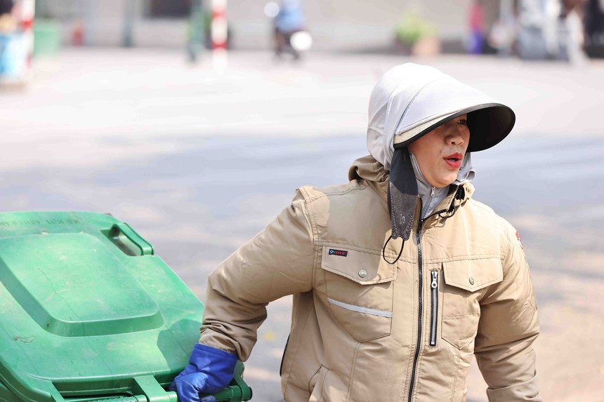 Dịp lễ 30/4 - 1/5: Nhiều người dân bị ảnh hưởng bởi nắng nóng đặc biệt gay gắt - Ảnh 2.