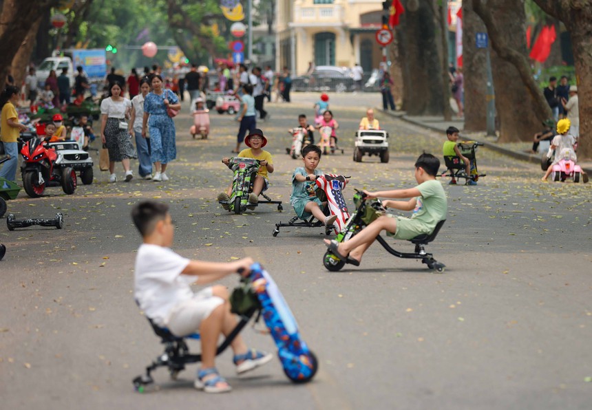 Phố đi bộ hồ Gươm (Hà Nội) vẫn nhộn nhịp trong ngày nóng bức - Ảnh 7.