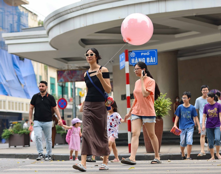 Phố đi bộ hồ Gươm (Hà Nội) vẫn nhộn nhịp trong ngày nóng bức - Ảnh 6.