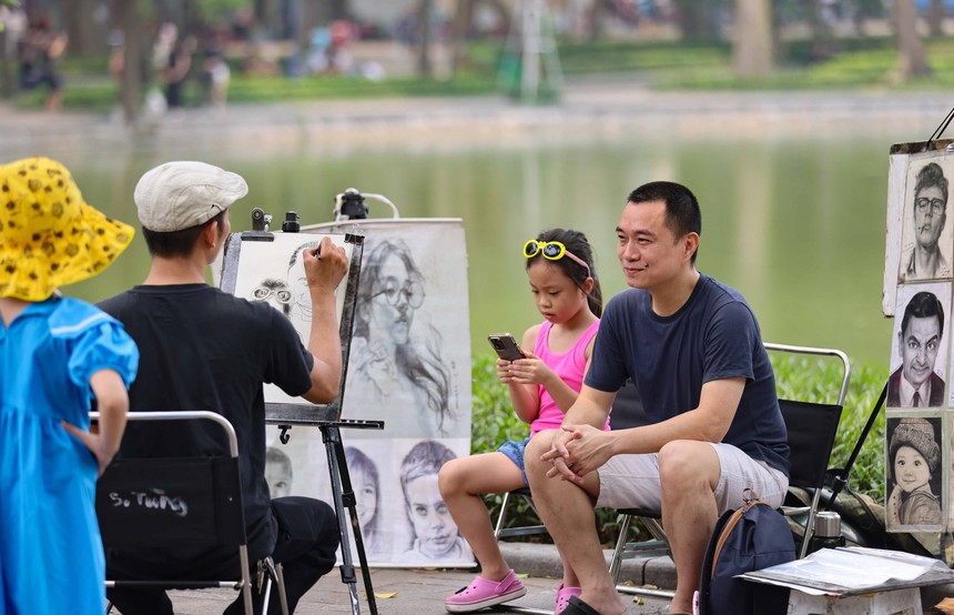 Phố đi bộ hồ Gươm (Hà Nội) vẫn nhộn nhịp trong ngày nóng bức - Ảnh 4.