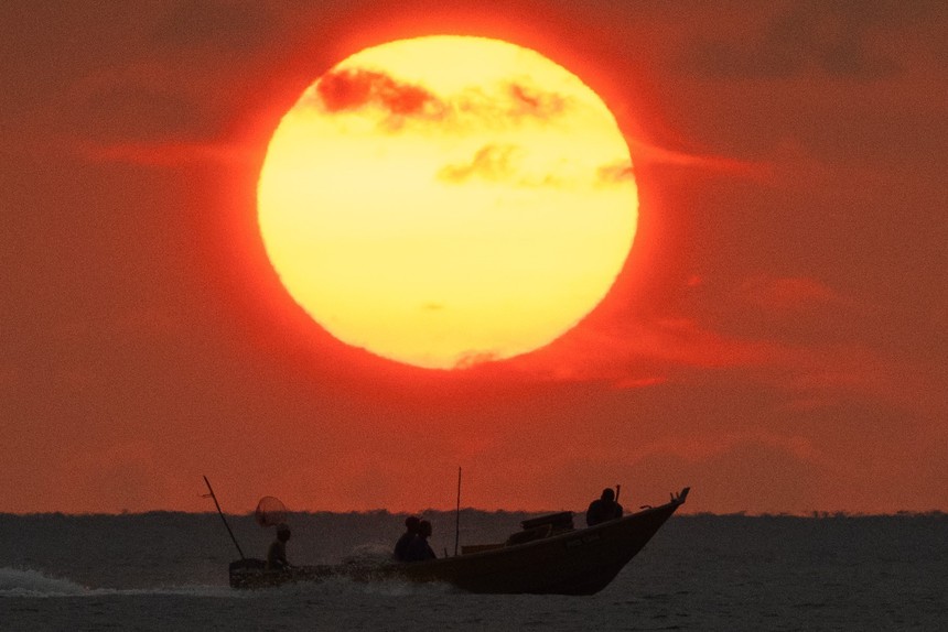 Nắng nóng gay gắt tại nhiều nước, biến đổi khí hậu ngày càng rõ nét hơn - Ảnh 2.