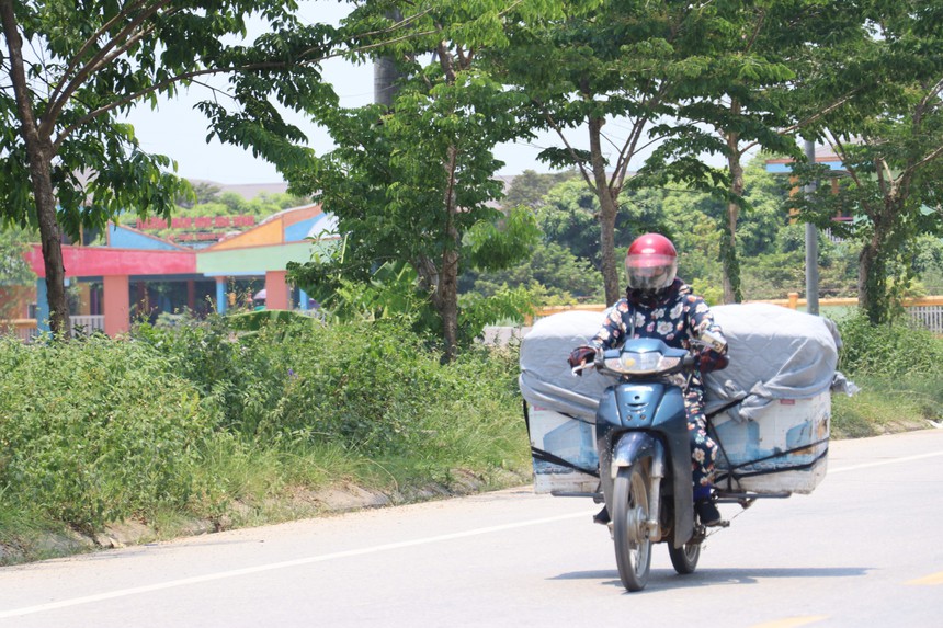 Dịp lễ 30/4 - 1/5: Nhiều người dân bị ảnh hưởng bởi nắng nóng đặc biệt gay gắt - Ảnh 3.