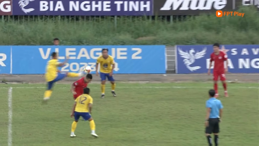 Rợn người với tình huống phạm lỗi ở vùng đầu của cầu thủ hạng Nhất - Ảnh 2.