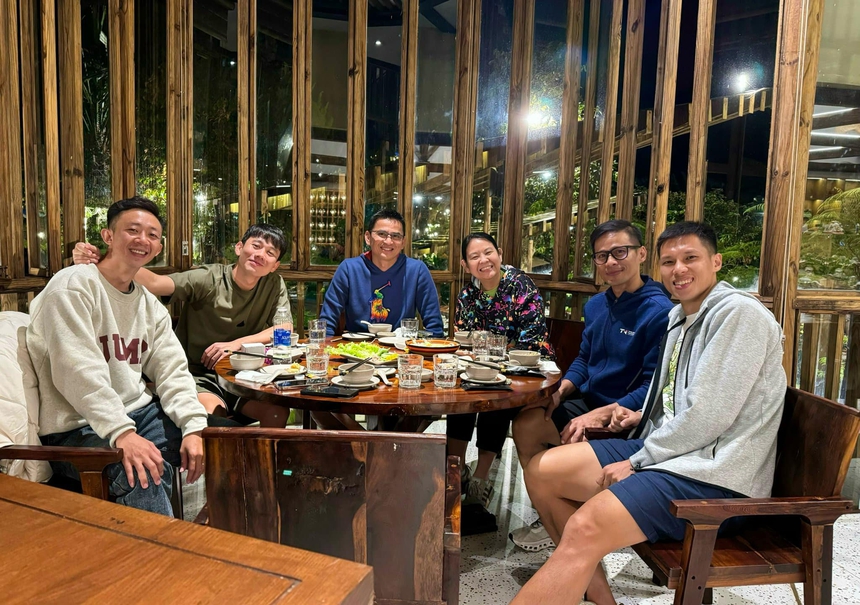 Hình ảnh HLV Kiatisuk săn sóc tận tình cho Quang Hải trong phòng thay đồ - Ảnh 4.