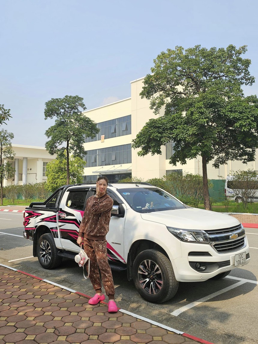 Hai ngôi sao bóng chuyền nữ Việt Nam cùng chơi xe sang, mỗi người đặc biệt một kiểu khác nhau - Ảnh 4.