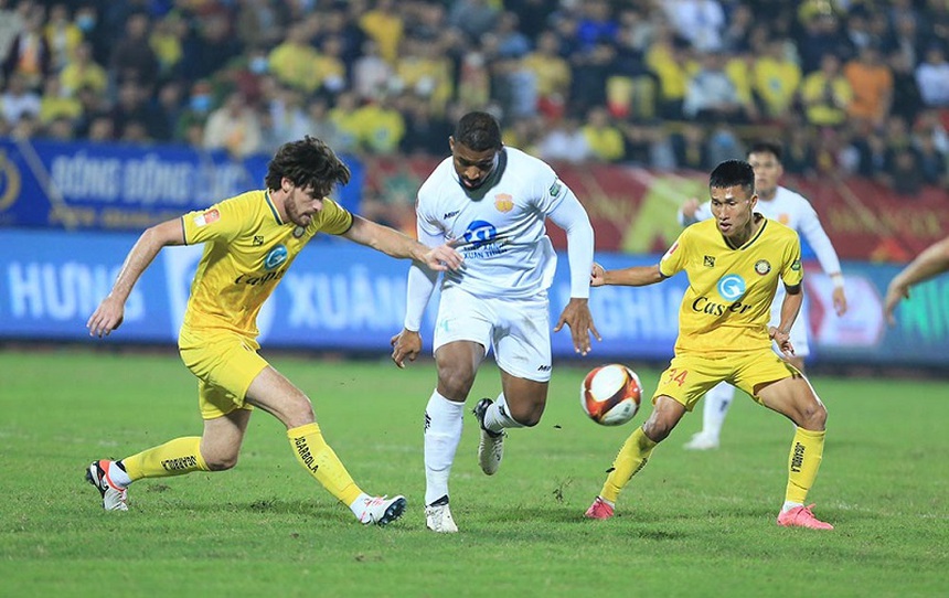 Rafaelson (áo trắng) muốn khoác áo tuyển Việt Nam