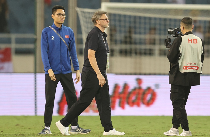 Áp lực cho người kế nhiệm HLV Troussier - Ảnh 1. Áp lực cho người kế nhiệm HLV Troussier - Ảnh 1.