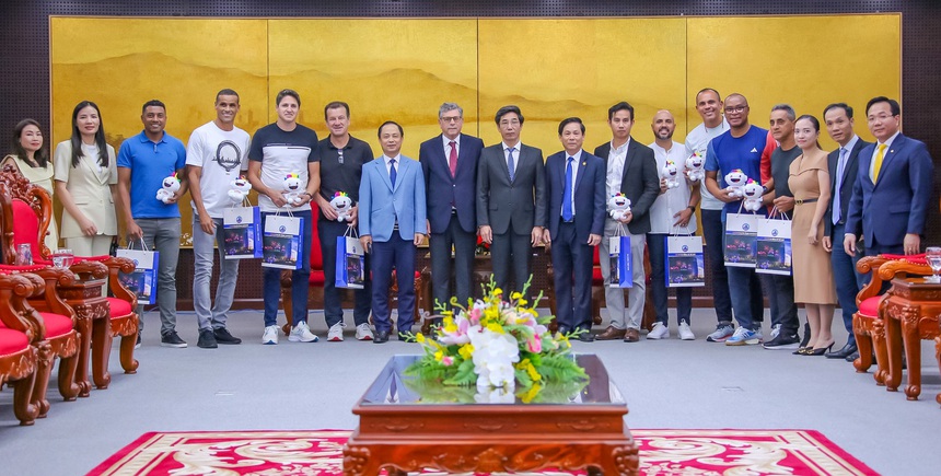 Mãn nhãn phẩm chất chơi bóng của các cựu danh thủ Brazil - Ảnh 1. Mãn nhãn phẩm chất chơi bóng của các cựu danh thủ Brazil - Ảnh 1.