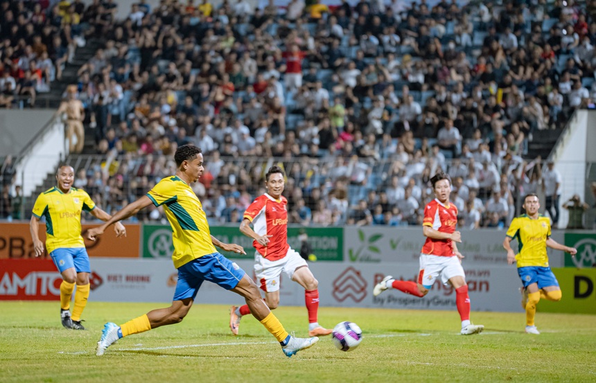 Mãn nhãn phẩm chất chơi bóng của các cựu danh thủ Brazil - Ảnh 11. Mãn nhãn phẩm chất chơi bóng của các cựu danh thủ Brazil - Ảnh 11.