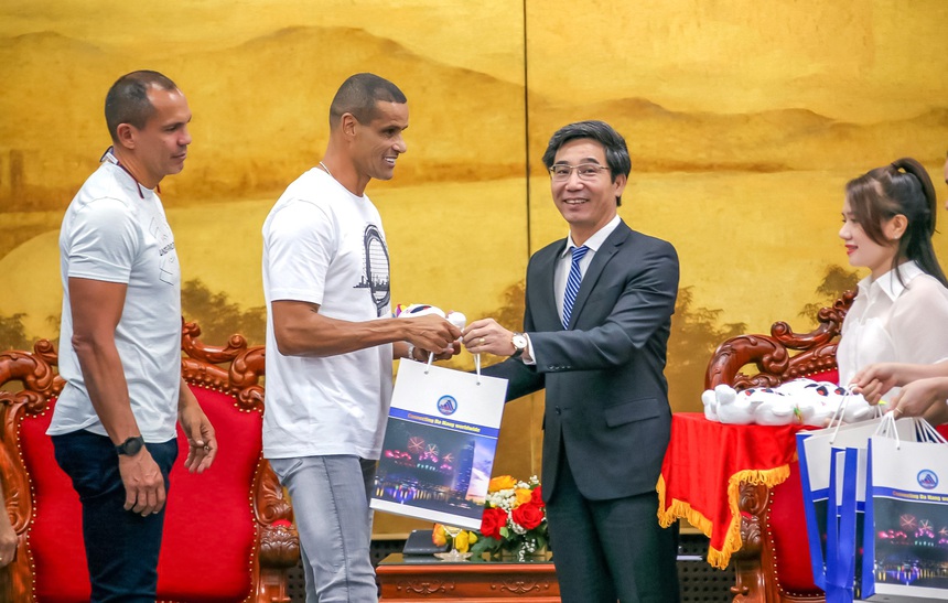 Mãn nhãn phẩm chất chơi bóng của các cựu danh thủ Brazil - Ảnh 2. Mãn nhãn phẩm chất chơi bóng của các cựu danh thủ Brazil - Ảnh 2.