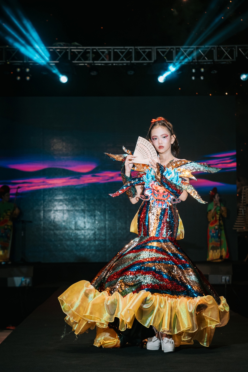 Siêu mẫu Đình Quyền làm vedette trong show thời trang "Tinh hoa đất Rồng" - Ảnh 3.