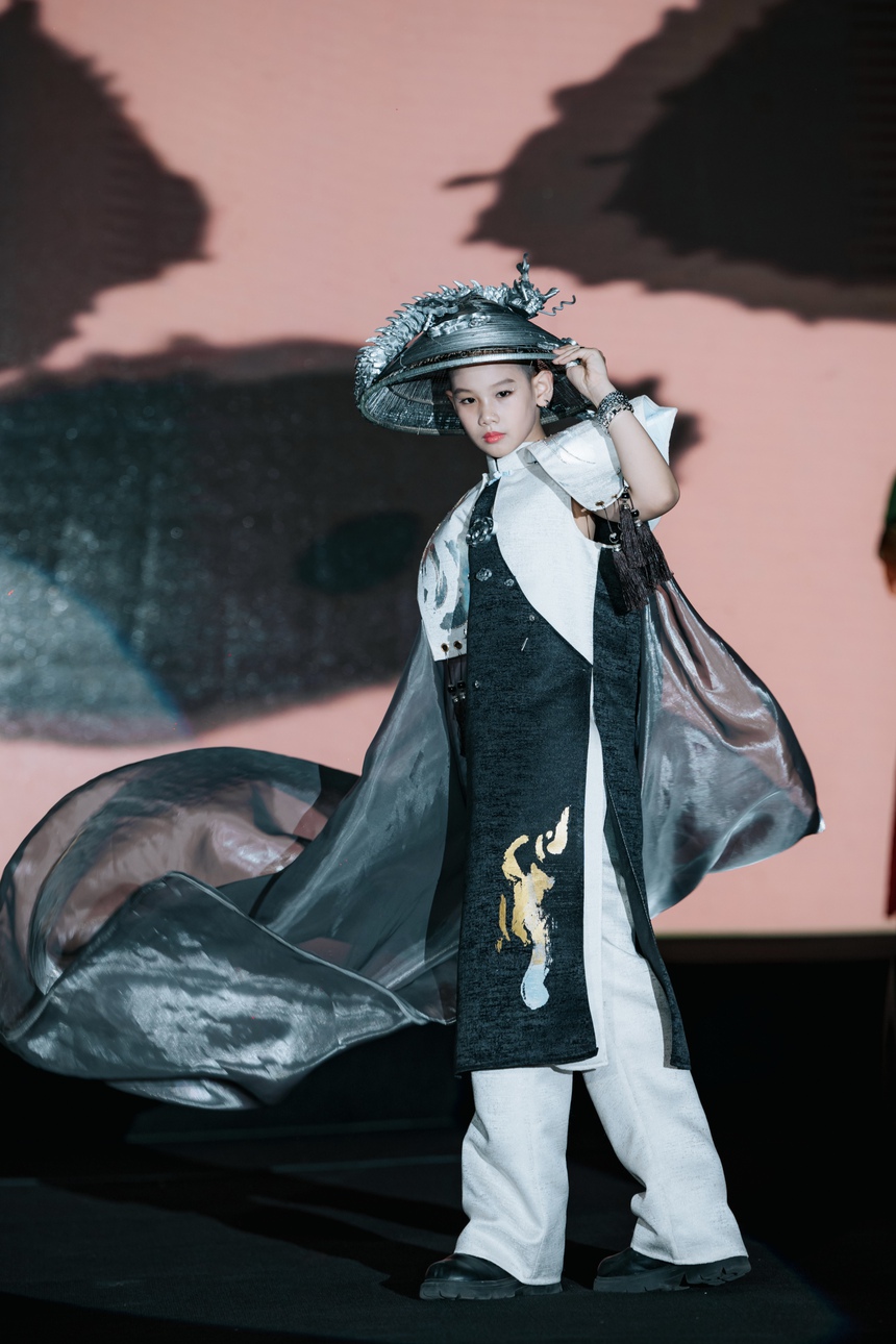 Siêu mẫu Đình Quyền làm vedette trong show thời trang "Tinh hoa đất Rồng" - Ảnh 6.