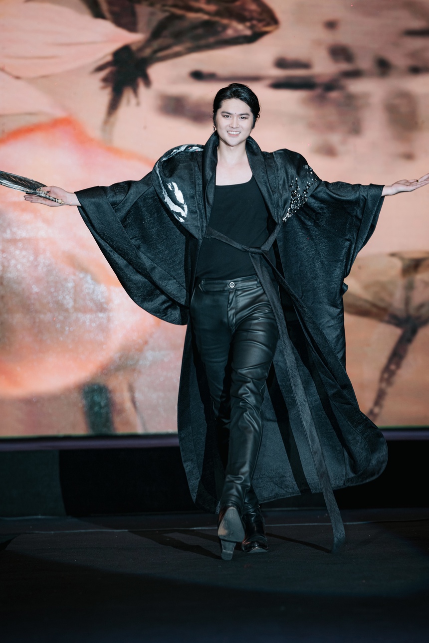 Siêu mẫu Đình Quyền làm vedette trong show thời trang "Tinh hoa đất Rồng" - Ảnh 8.