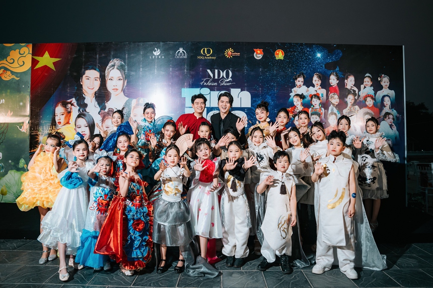 Siêu mẫu Đình Quyền làm vedette trong show thời trang "Tinh hoa đất Rồng" - Ảnh 1.