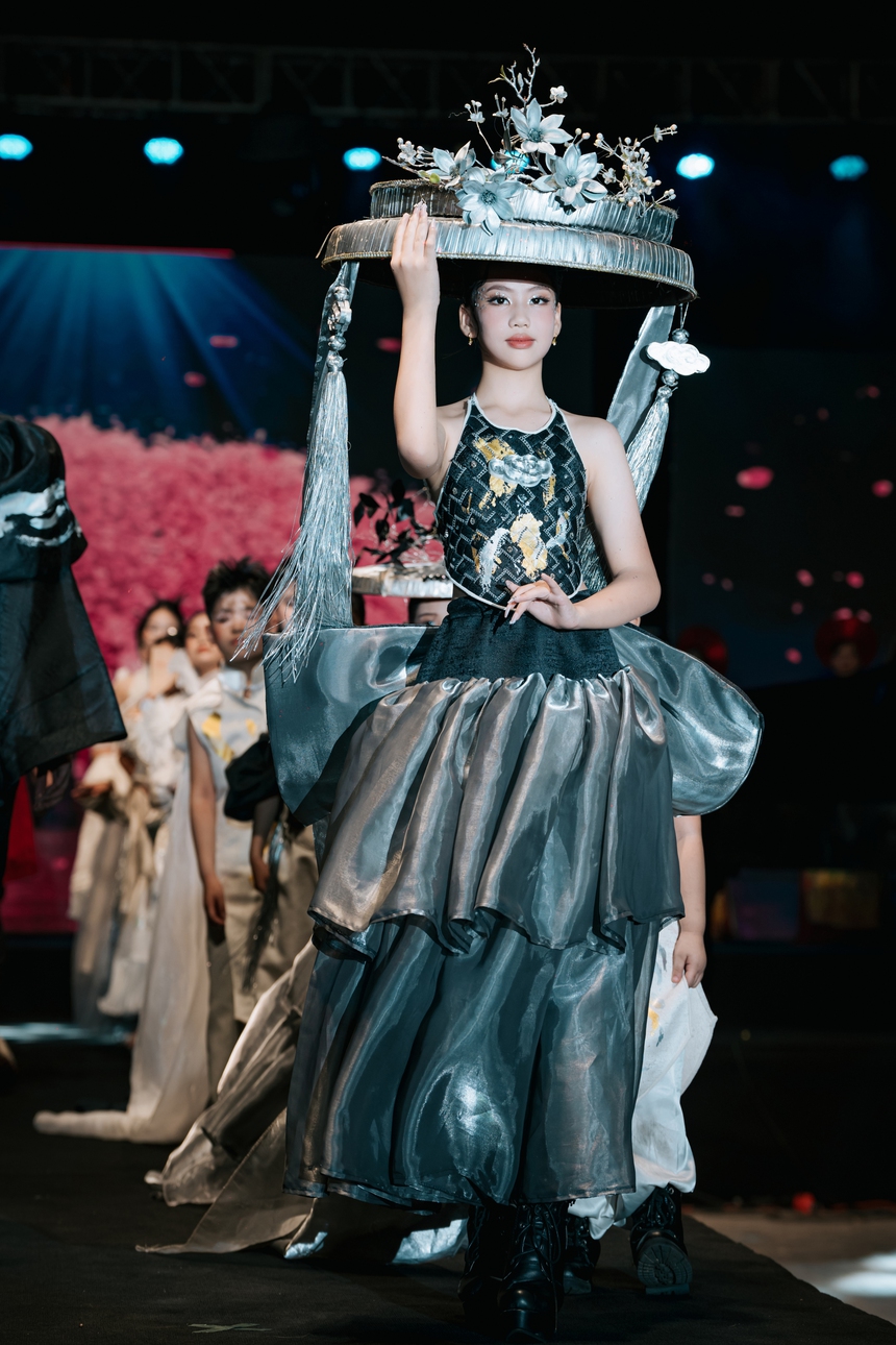 Siêu mẫu Đình Quyền làm vedette trong show thời trang "Tinh hoa đất Rồng" - Ảnh 5.