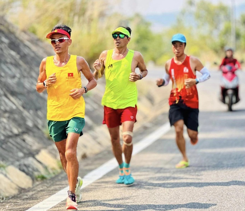 Runner Gia Lai hoàn thành hành trình chạy hơn 1.800km từ Hà Nội vào dinh Độc Lập - Ảnh 2.