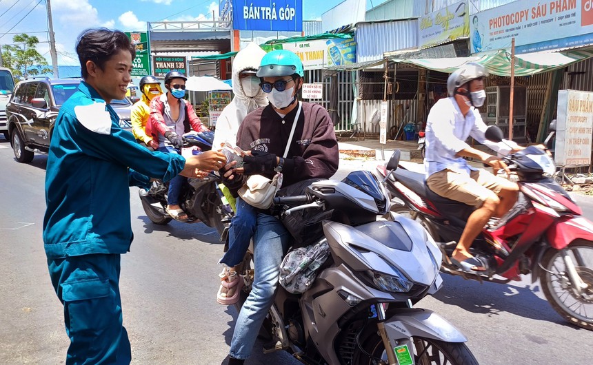 Thời tiết cả nước nắng nóng, có nơi trên 42 độ C - Ảnh 1. Thời tiết cả nước nắng nóng, có nơi trên 42 độ C - Ảnh 1.