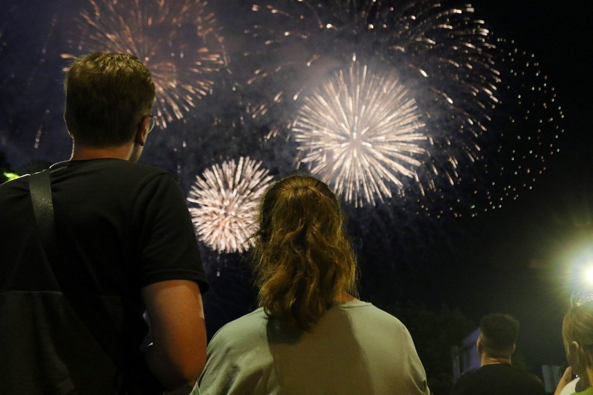 Thành phố Hồ Chí Minh: Mãn nhãn với màn pháo hoa mừng ngày thống nhất đất nước - Ảnh 3. Thành phố Hồ Chí Minh: Mãn nhãn với màn pháo hoa mừng ngày thống nhất đất nước - Ảnh 3.