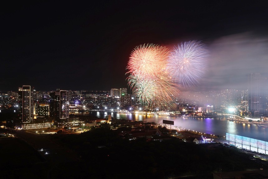 Thành phố Hồ Chí Minh: Mãn nhãn với màn pháo hoa mừng ngày thống nhất đất nước - Ảnh 2. Thành phố Hồ Chí Minh: Mãn nhãn với màn pháo hoa mừng ngày thống nhất đất nước - Ảnh 2.