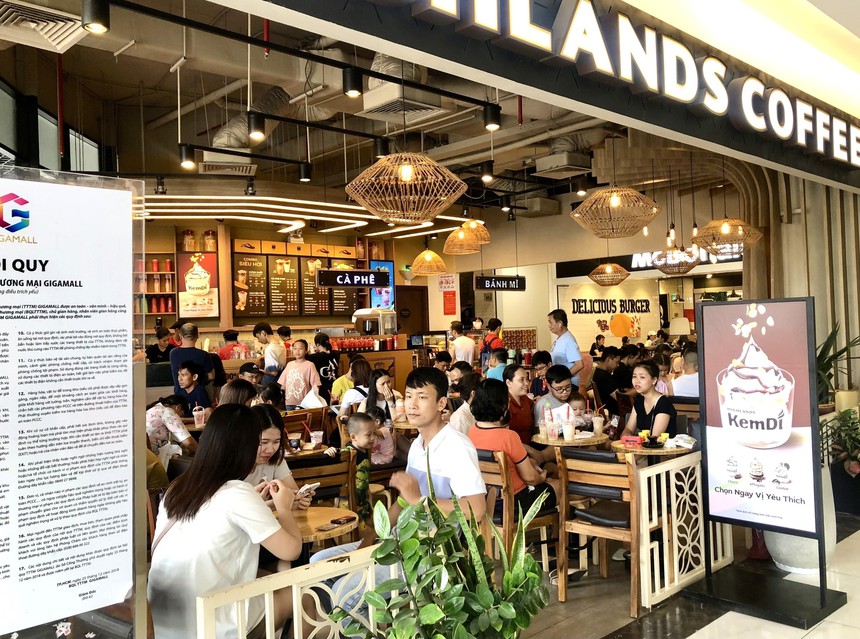 Trung tâm thương mại Tp. Hồ Chí Minh tấp nập khách 'giải nhiệt' dịp lễ 30/4 - 1/5 - Ảnh 3.