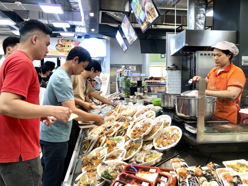 Trung tâm thương mại Tp. Hồ Chí Minh tấp nập khách 'giải nhiệt' dịp lễ 30/4 - 1/5 - Ảnh 2.