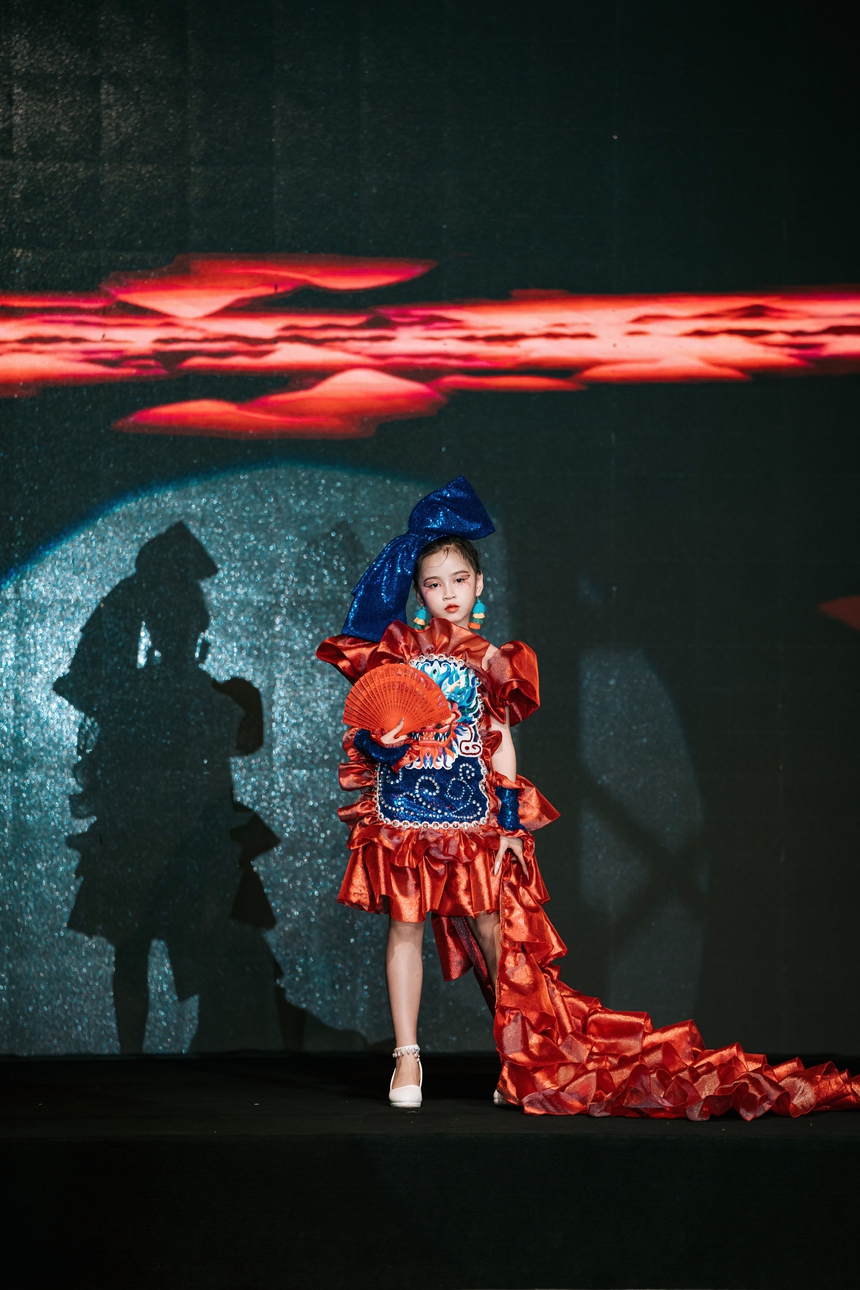 Siêu mẫu Đình Quyền làm vedette trong show thời trang "Tinh hoa đất Rồng" - Ảnh 2.