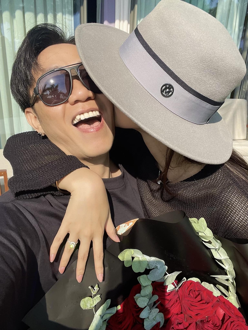 Chân dung bạn gái vừa nhận lời cầu hôn của 'thánh ế' Anh Đức - Ảnh 1. Chân dung bạn gái vừa nhận lời cầu hôn của 'thánh ế' Anh Đức - Ảnh 1.