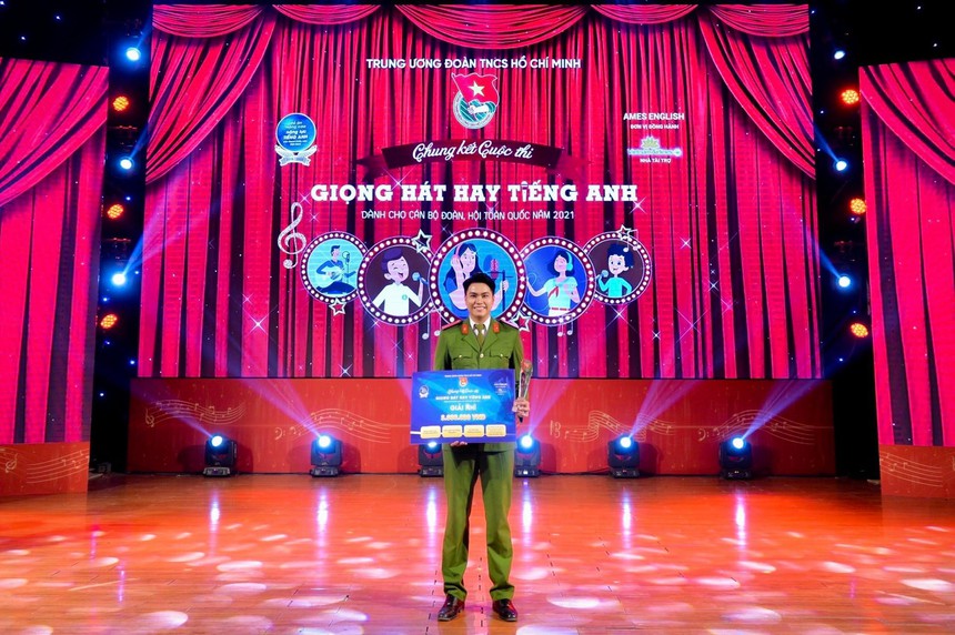 Chồng tương lai của Trần Việt Hương tên là Nguyễn Vương Anh, là cựu học viên Học viện Cảnh sát Nhân dân, đang công tác ở Sơn La, có vẻ ngoài tuấn tú như soái ca và sở hữu nhiều thành tích đáng nể