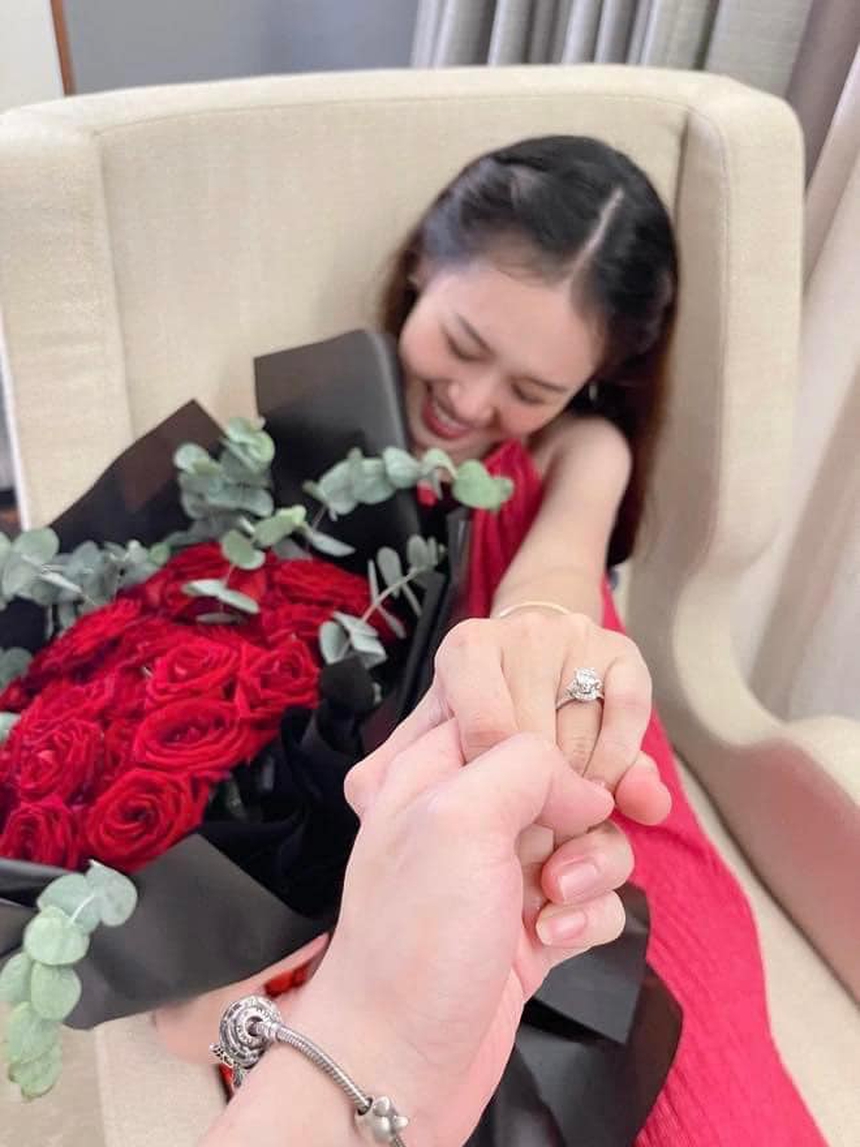 Chân dung bạn gái vừa nhận lời cầu hôn của 'thánh ế' Anh Đức - Ảnh 2. Chân dung bạn gái vừa nhận lời cầu hôn của 'thánh ế' Anh Đức - Ảnh 2.