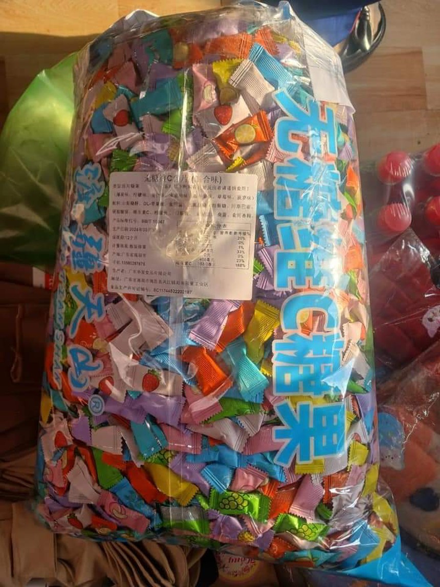 Chưa có cơ sở xác định ngộ độc thực phẩm trong vụ 28 nữ sinh nhập viện sau khi ăn kẹo - Ảnh 1. Chưa có cơ sở xác định ngộ độc thực phẩm trong vụ 28 nữ sinh nhập viện sau khi ăn kẹo - Ảnh 1.