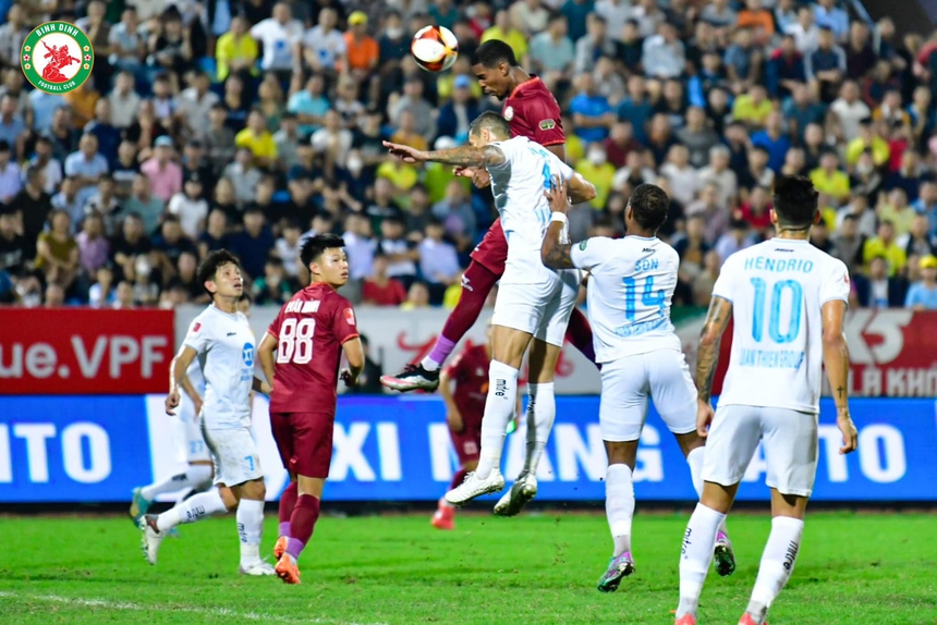 Văn Lâm cản bước tiến Nam Định, V-League thêm khó lường - Ảnh 4. Văn Lâm cản bước tiến Nam Định, V-League thêm khó lường - Ảnh 4.