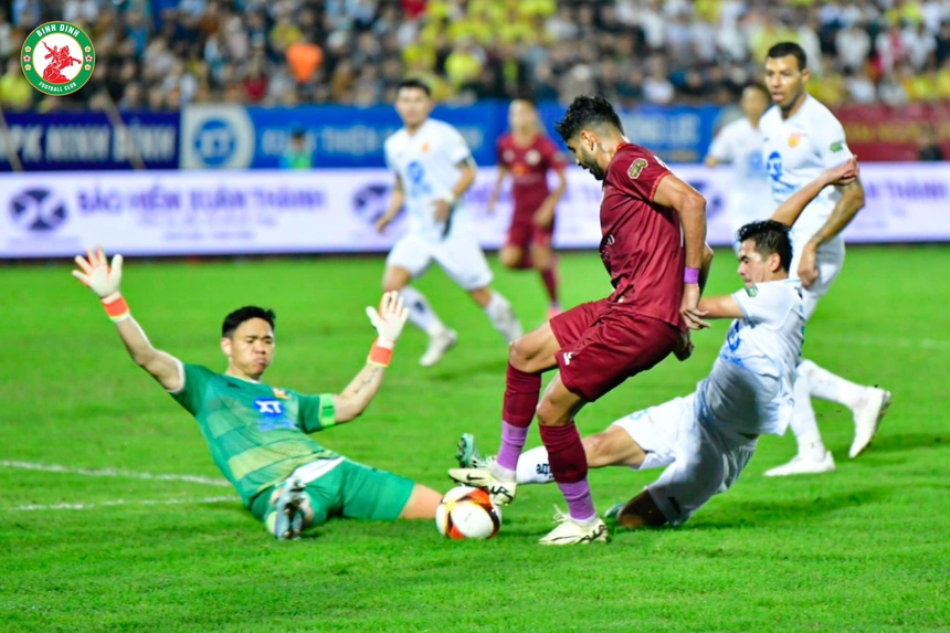 Văn Lâm cản bước tiến Nam Định, V-League thêm khó lường - Ảnh 2. Văn Lâm cản bước tiến Nam Định, V-League thêm khó lường - Ảnh 2.