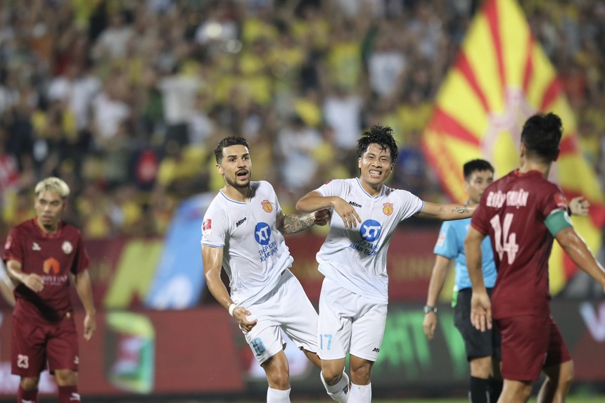 Văn Lâm cản bước tiến Nam Định, V-League thêm khó lường - Ảnh 1. Văn Lâm cản bước tiến Nam Định, V-League thêm khó lường - Ảnh 1.