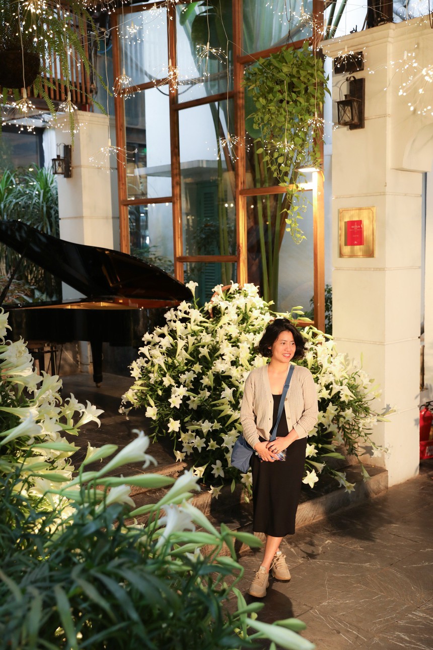 "Con đường hoa loa kèn" lãng mạn thu hút thực khách ở Hà Nội - Ảnh 11.