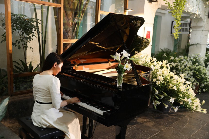 "Con đường hoa loa kèn" lãng mạn thu hút thực khách ở Hà Nội - Ảnh 2.