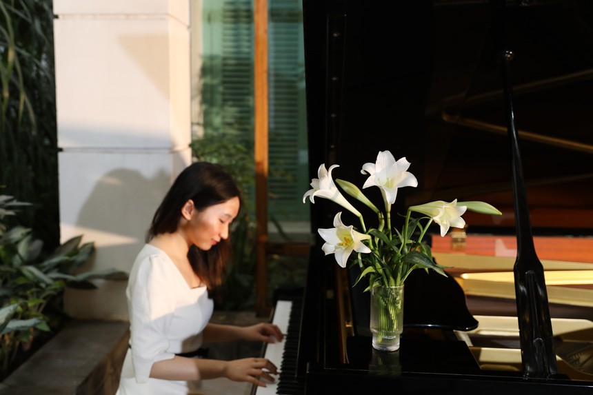 "Con đường hoa loa kèn" lãng mạn thu hút thực khách ở Hà Nội - Ảnh 3.