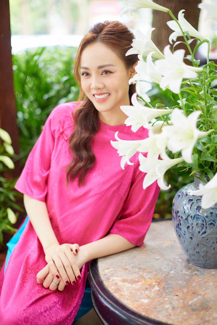 "Con đường hoa loa kèn" lãng mạn thu hút thực khách ở Hà Nội - Ảnh 9.