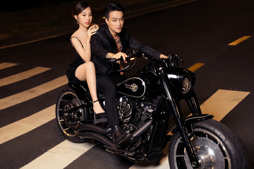 Ca sĩ TiTi tung ảnh cưới hầm hố với xe mô tô hạng nặng - Ảnh 1. Ca sĩ TiTi tung ảnh cưới hầm hố với xe mô tô hạng nặng - Ảnh 1.
