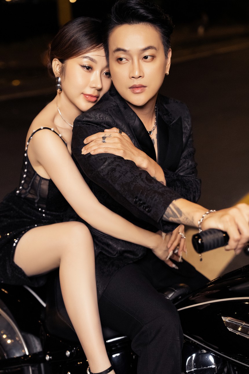 Ca sĩ TiTi tung ảnh cưới hầm hố với xe mô tô hạng nặng - Ảnh 2. Ca sĩ TiTi tung ảnh cưới hầm hố với xe mô tô hạng nặng - Ảnh 2.