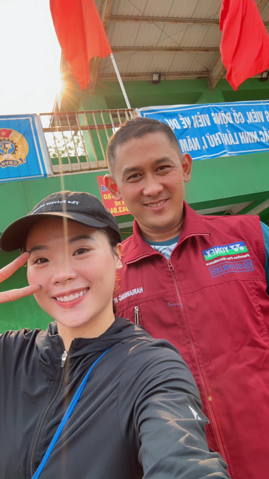 Hoa khôi cầu lông Nguyễn Thùy Linh khoe ảnh bên HLV mới, sẵn sàng chinh phục giải đấu Trung Quốc - Ảnh 2.