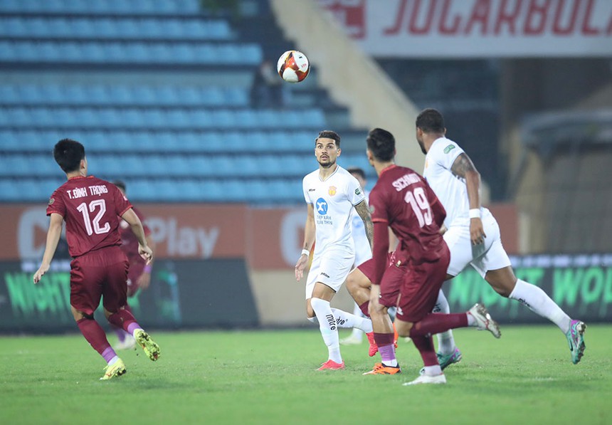 CAHN, Hà Nội FC khiến Nam Định lâm nguy - Ảnh 1. CAHN, Hà Nội FC khiến Nam Định lâm nguy - Ảnh 1.