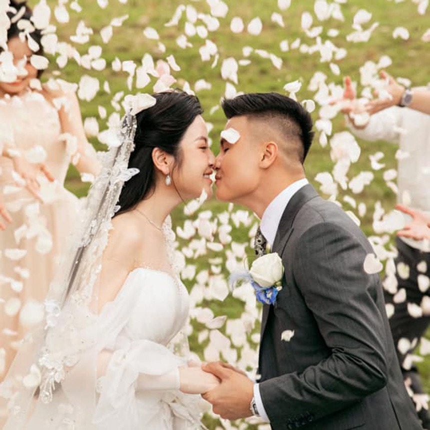 Màn thề nguyện đậm chất ngôn tình của Quang Hải và Chu Thanh Huyền trong ngày cưới - Ảnh 2.