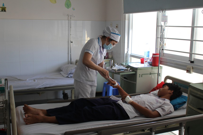 Rối loạn tiêu hóa sau khi ăn sáng trước cổng trường tại Nha Trang: Tăng lên 38 trường hợp - Ảnh 1.