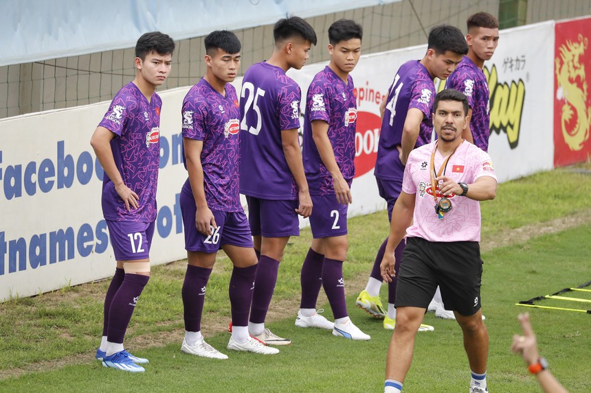 HLV Hoàng Anh Tuấn và nỗi lo hàng thủ của U23 Việt Nam - Ảnh 2. HLV Hoàng Anh Tuấn và nỗi lo hàng thủ của U23 Việt Nam - Ảnh 2.