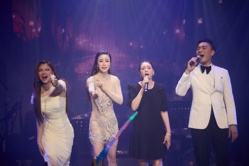 Hồ Quỳnh Hương bật khóc sau hơn 10 năm mới trở lại sân khấu Hà Nội - Ảnh 5.