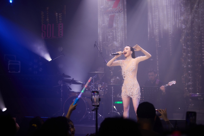 Hồ Quỳnh Hương bật khóc sau hơn 10 năm mới trở lại sân khấu Hà Nội - Ảnh 4.