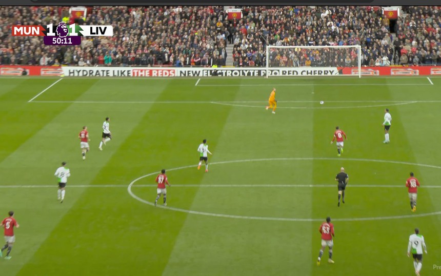 Bruno Fernandes ghi bàn từ khoảng cách hơn 44m, CĐV liền so sánh với Kevin De Bruyne - Ảnh 2. Bruno Fernandes ghi bàn từ khoảng cách hơn 44m, CĐV liền so sánh với Kevin De Bruyne - Ảnh 2.