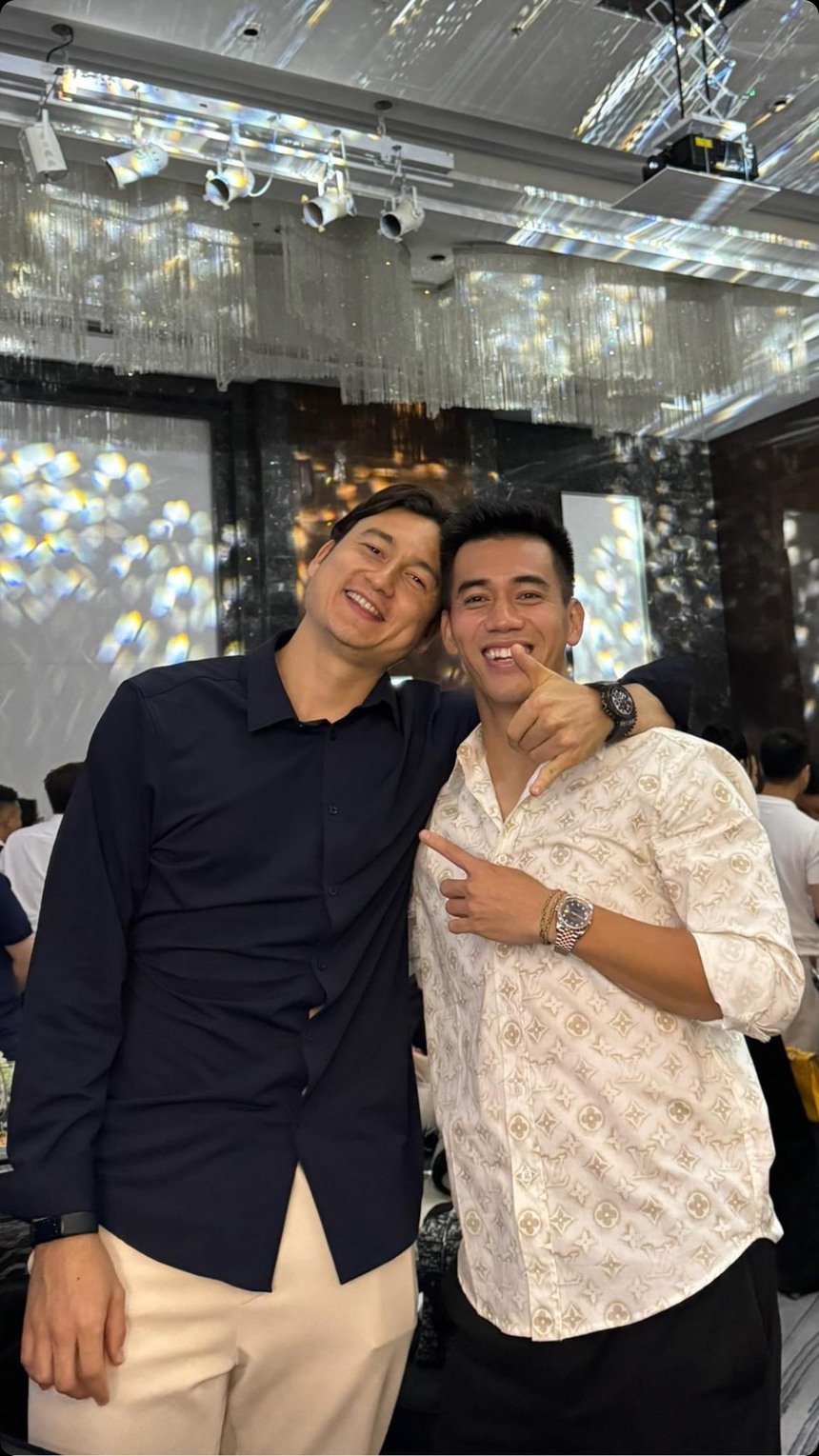 Dàn cầu thủ diện đồ bảnh bao, 'quẩy' cực nhiệt tại đám cưới Quang Hải - Thanh Huyền - Ảnh 9.