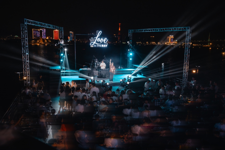 Trình diễn pháo hoa trên du thuyền: Điểm nhấn mới thu hút khách du lịch đến Vịnh Hạ Long - Ảnh 1.