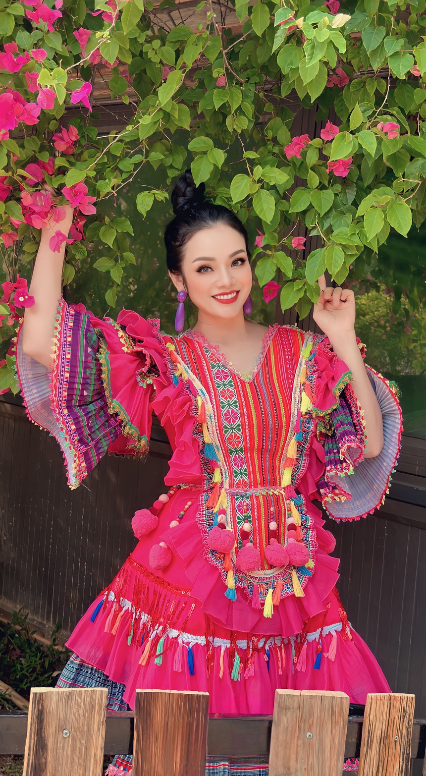 Tân Nhàn ra MV mới 'Tiếng khèn mùa ban nở' ca ngợi vẻ đẹp mùa Xuân Tây Bắc - Ảnh 1. Tân Nhàn ra MV mới 'Tiếng khèn mùa ban nở' ca ngợi vẻ đẹp mùa Xuân Tây Bắc - Ảnh 1.